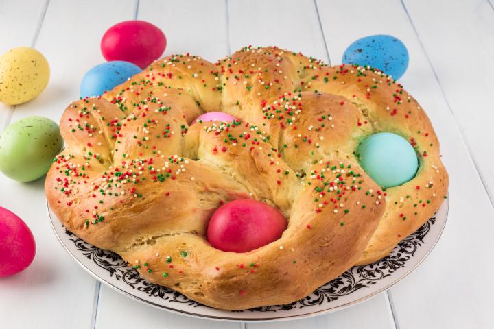 italian easter bread with eggs
