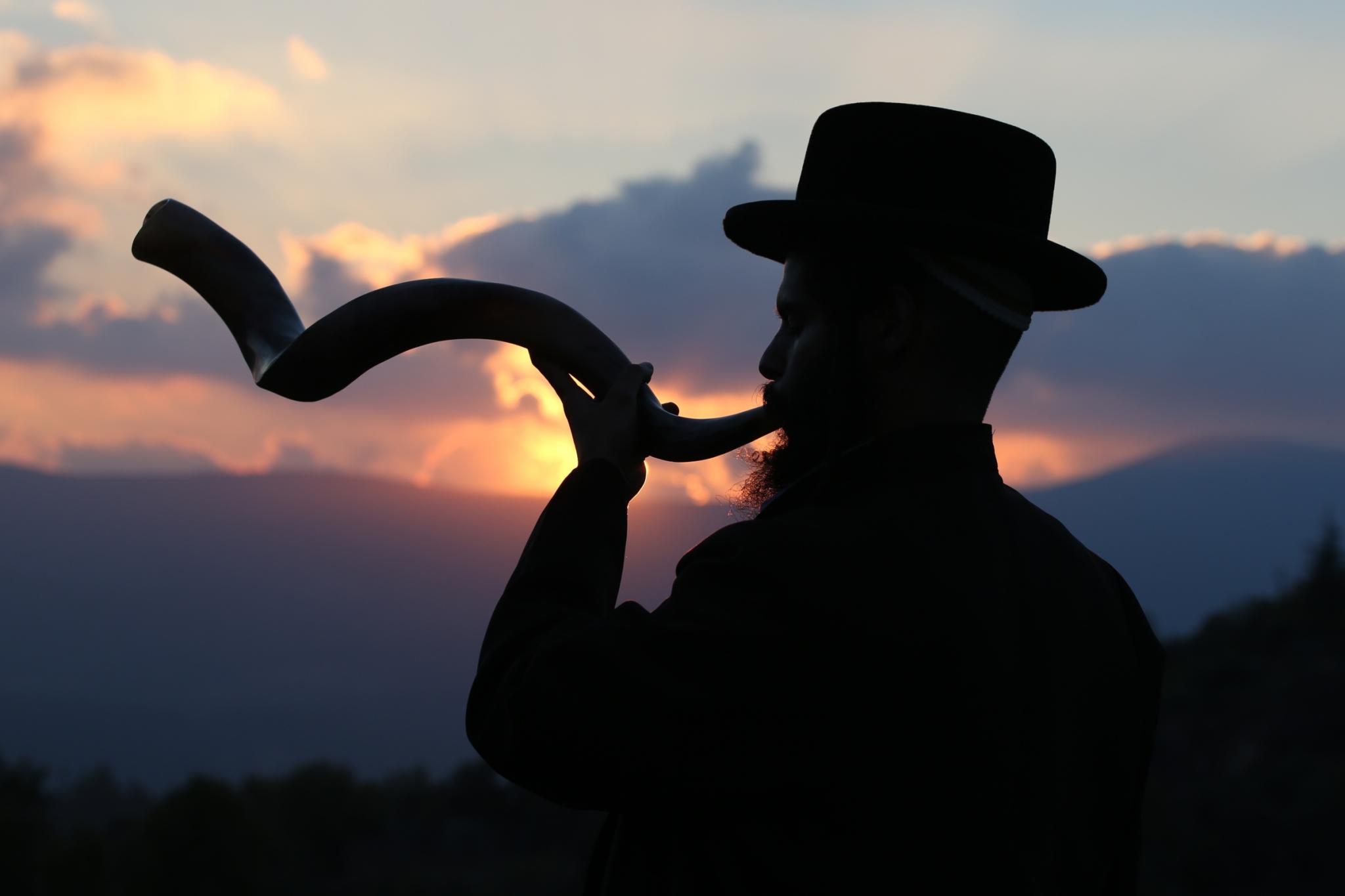 Man blowing the shofar for Yom Kippur