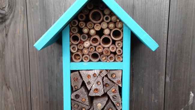 Handcrafted In the USA Details about   The Best Garden Bee House 
