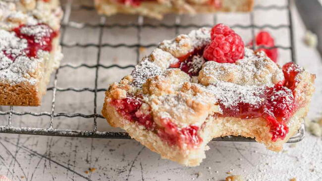 Raspberry shortbread crumble cookie bars