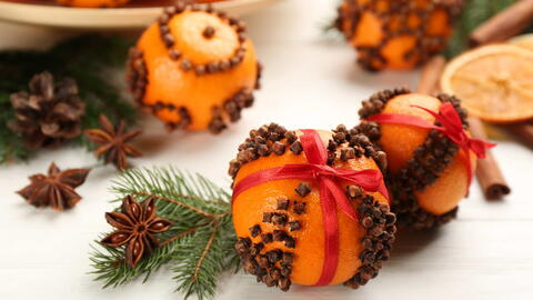 How to Make Pomander Balls: Orange Pomanders
