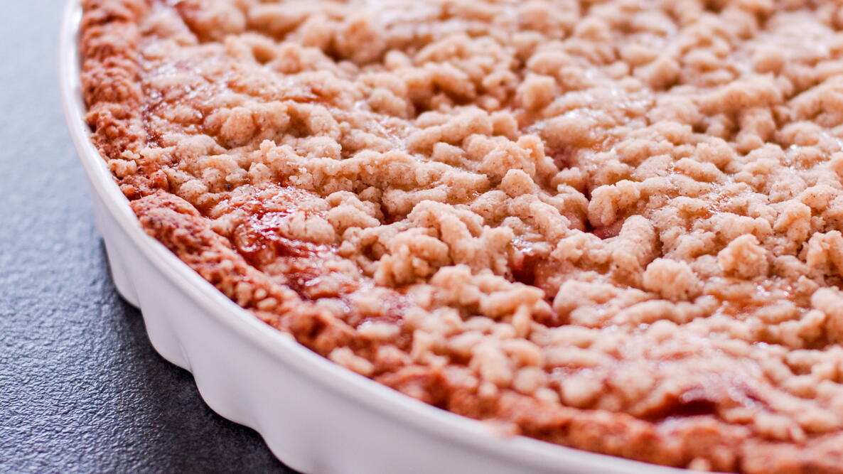 Strawberry Rhubarb Pie With Coconut Crumb Topping