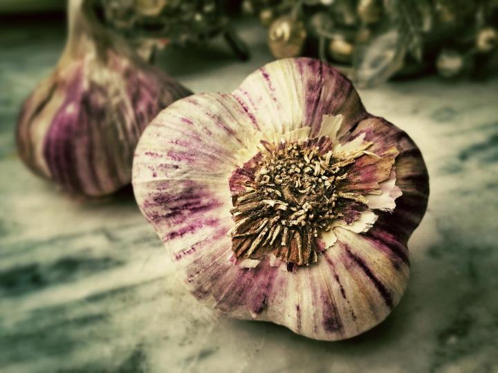 eat-garlic-health-benefits.jpg