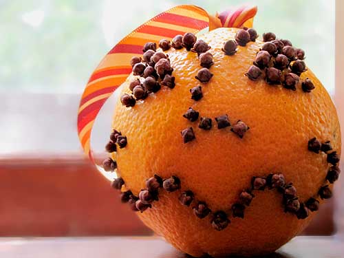 Orange and clove pomander. Photo by Wendy Piersall.