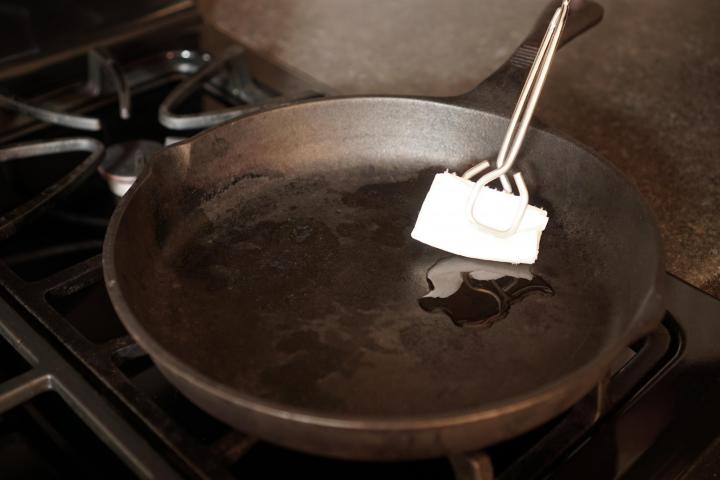 seasoning a cast iron pan with oil