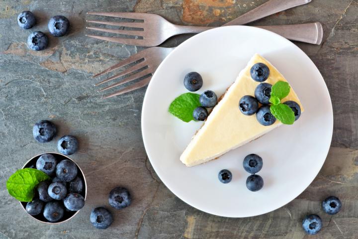 cheesecake with blueberries