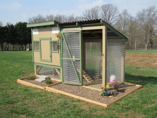 This coop includes an indoor and outdoor space.